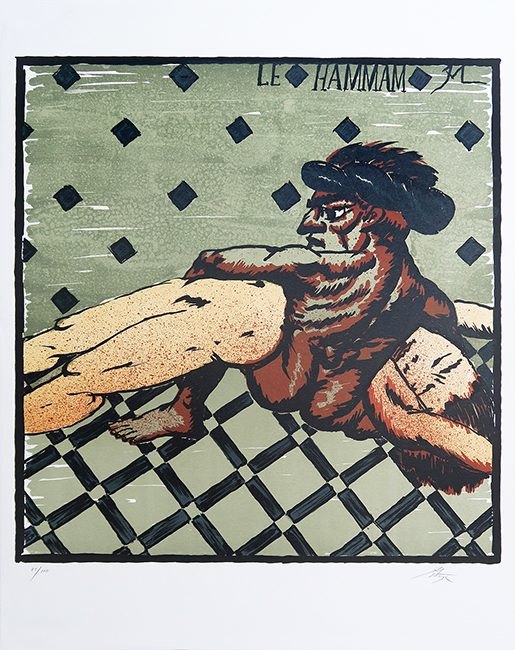 Hombre tumbado sobre un suelo ajedrezado, bajo la inscripción Le Hammam