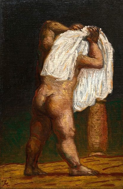 Figura desnuda de espaldas quitándose una camisa blanca, junto a una jarra