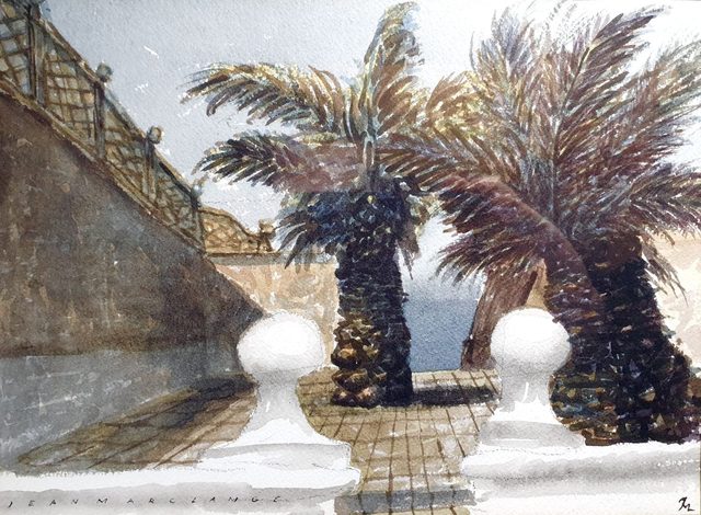 Dos palmeras y dos remates de piedra blanca en una terraza abierta al mar